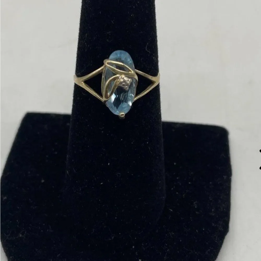 10 K Aquamarine and diamond ring
